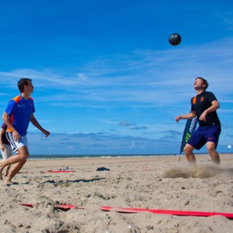 BIJZONDER BEDRIJFSUITJE OP HET STRAND; VAN KAAL STRANDJE TOT FEESTWALHALLA!