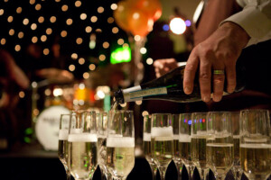 Champagne wordt in glazen geschonken. 